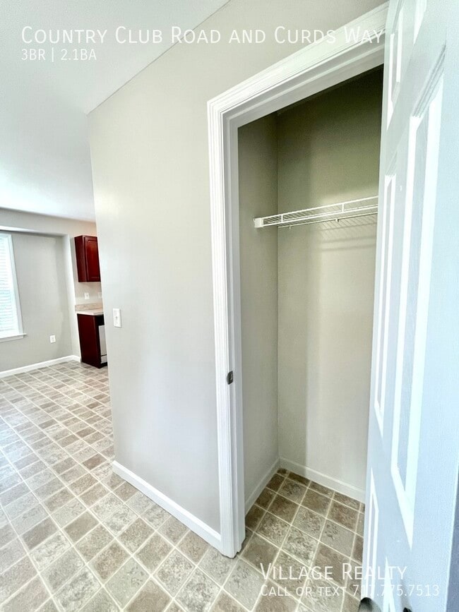 Building Photo - 703 Country Club Rd