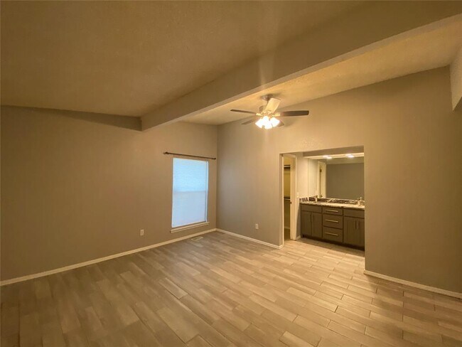 Building Photo - 2433 Shady Tree Ln