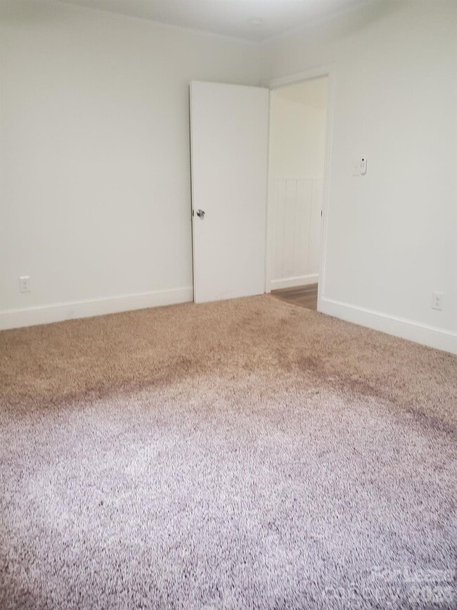 Building Photo - 15640 Ewart Rd