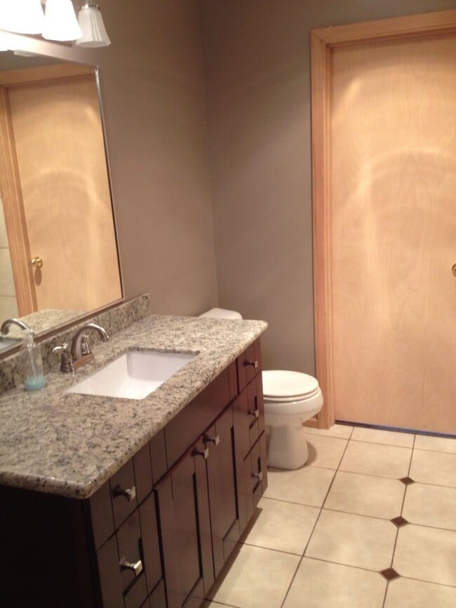 Building Photo - Bright Top-Floor Condo Near Northgate & Green Lake