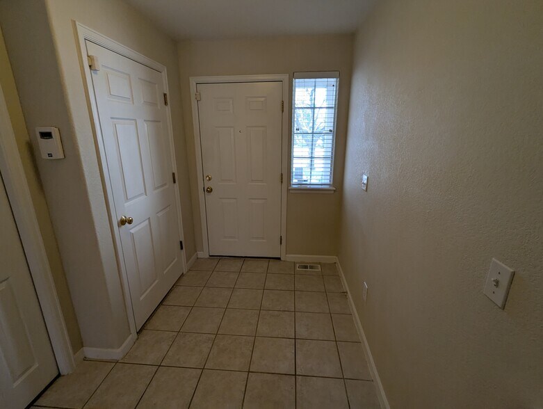 Entryway - 711 Gateway Cir