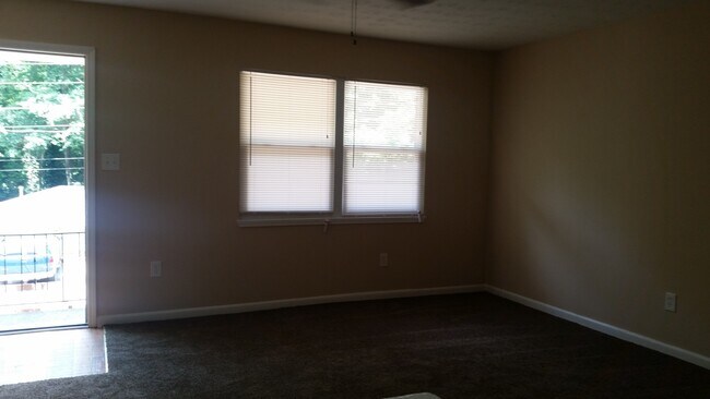 Building Photo - MOVE IN SPECIAL 1/2 OFF 1st full month if you move in by 7/1