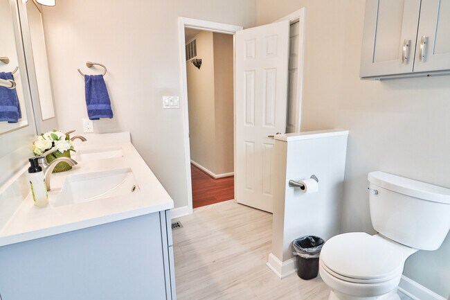 Building Photo - 9633 Cinnamon Creek Dr