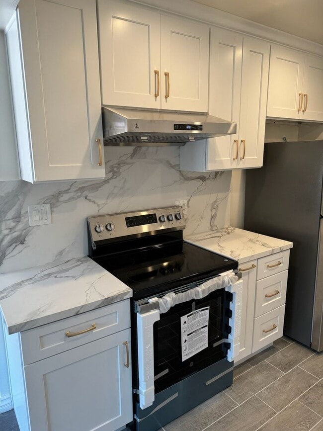 Primary Photo - 731 E Fairway Dr