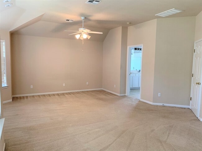 Building Photo - Two story home on large lot in the Ridge a...
