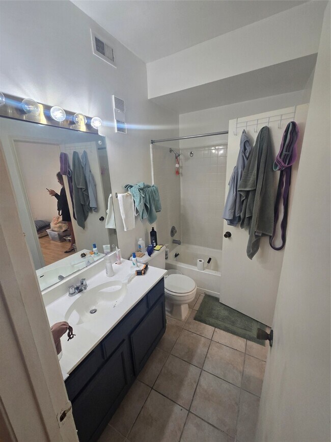 Building Photo - 6500 Harbor Town Dr
