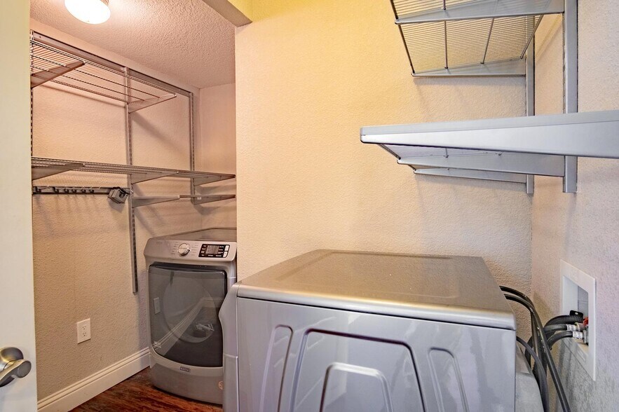 Building Photo - Updated West Fort Worth home with large ya...