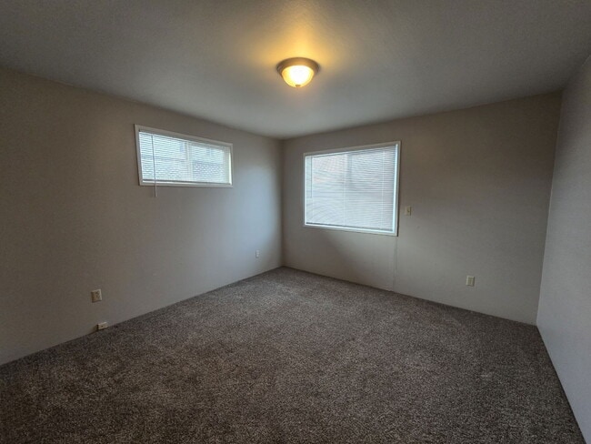 Building Photo - 633 NE Channon Ave