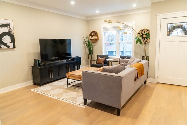 Building Photo - 279 Suffolk Ave