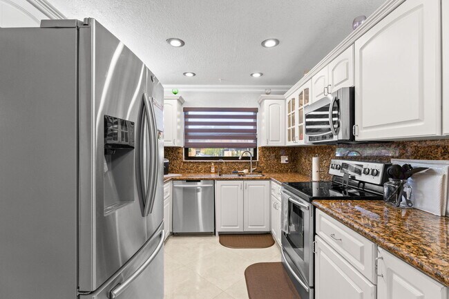 Building Photo - 9119 Limetree Ln