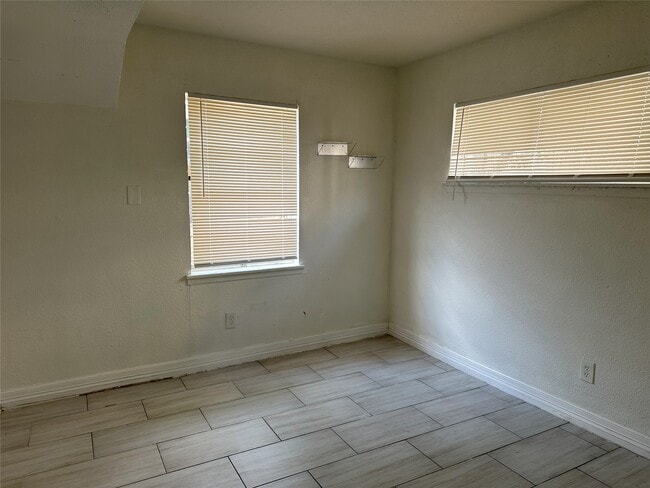 Building Photo - 3839 Mt Pleasant St