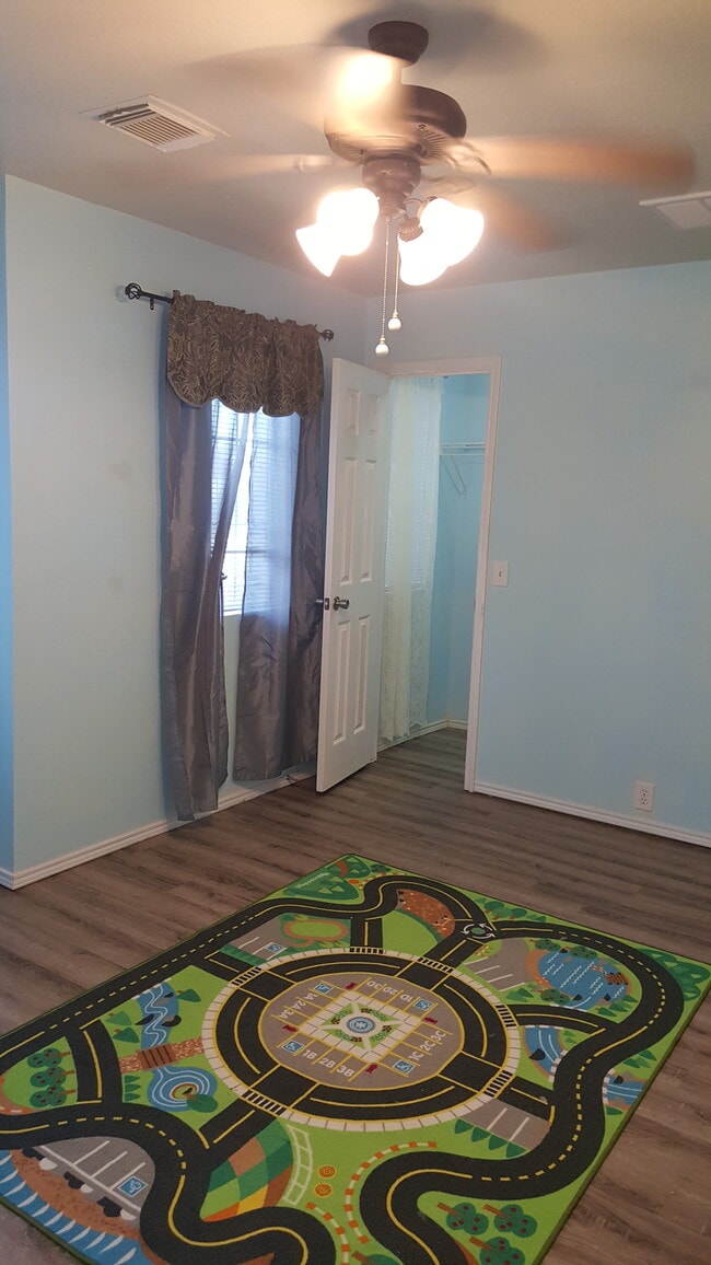 2nd Bed: 15X10, Modern – Stylish-Family Room/Great Room- Wooden Floor Master Bed Room. A spacious master suite provides a large walk-in closet. Large master and master bath. 1st Bed: 15X10, Modern – Stylish-Family Room/Great Room- Wooden Floor Master Bed Room. Spacious master suite provides a la... - 23619 Twisting Falls Drive