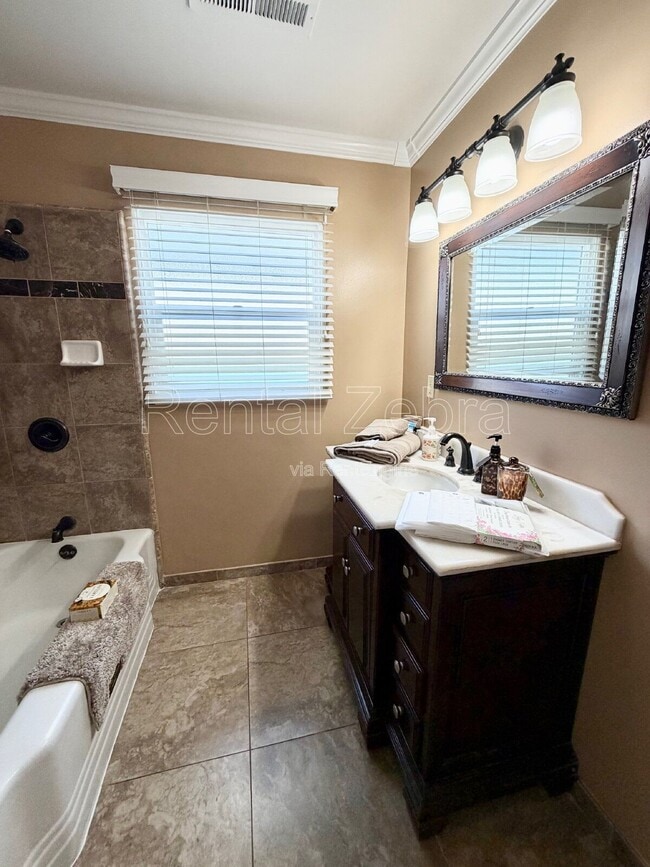 Building Photo - 1421 W 21st St