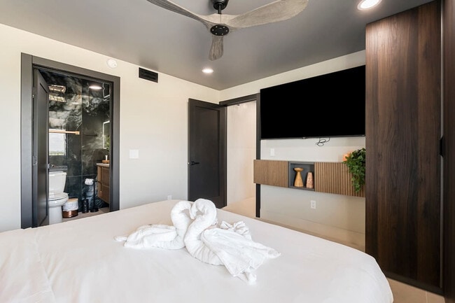 Building Photo - 8743 Thomas Dr