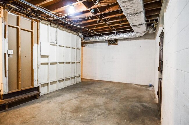 Building Photo - 2079 Street De Ville