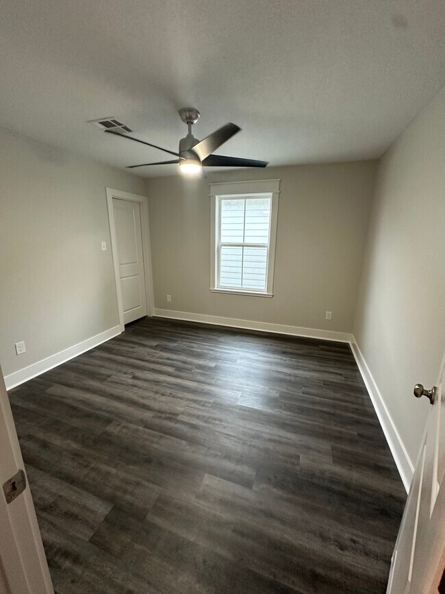 Building Photo - 1713 Bilbo St