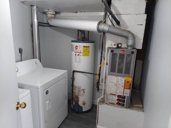 Building Photo - Neligh Triplex