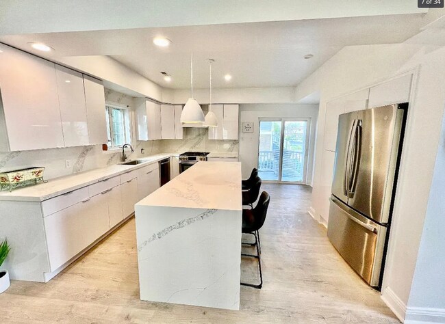 Building Photo - 909 N Burghley Ave