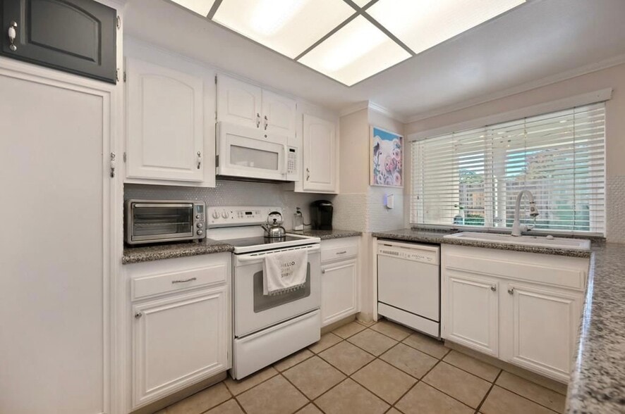 Building Photo - 9348 Blue Oak Dr