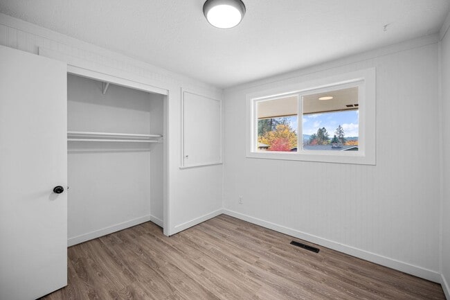 Building Photo - Move-In Special - Beautiful South Valley Home! Available Now!