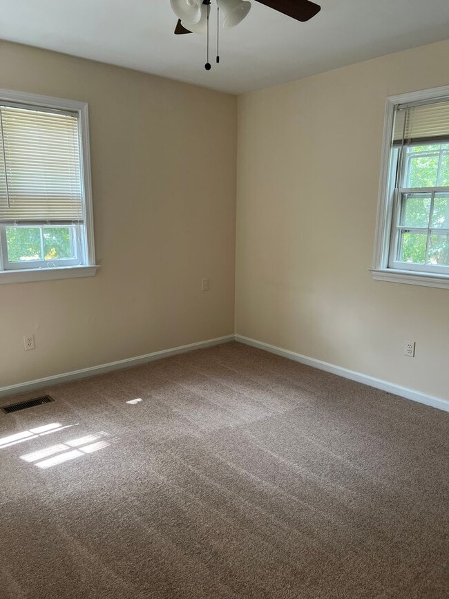 Building Photo - Wonderful end unit in Downtown Bethesda, 1 Mi. to Bethesda Metro