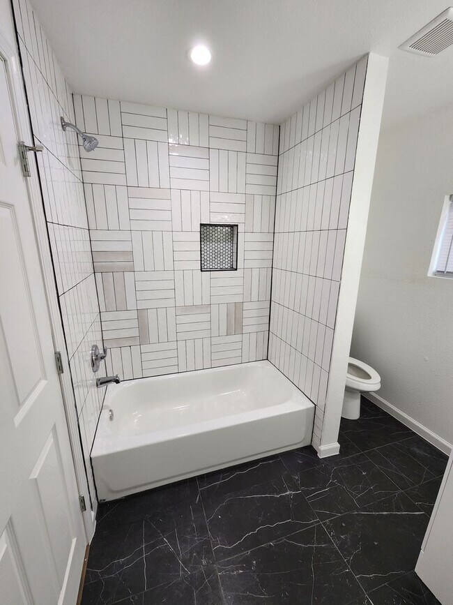 Building Photo - MODERN DECORATED HOUSE | 4 BEDROOM | 2 BATH | COVERED PATIO | CASITA WITH KITCHEN, BATH & LAUNDRY