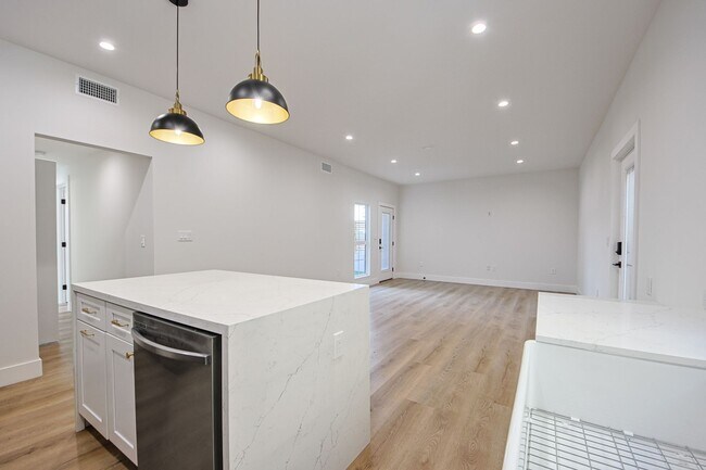 Building Photo - Luxury Living with Massive Private Yard in Downtown Burbank!