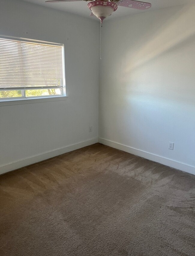 Building Photo - 809 Dragonfly Dr