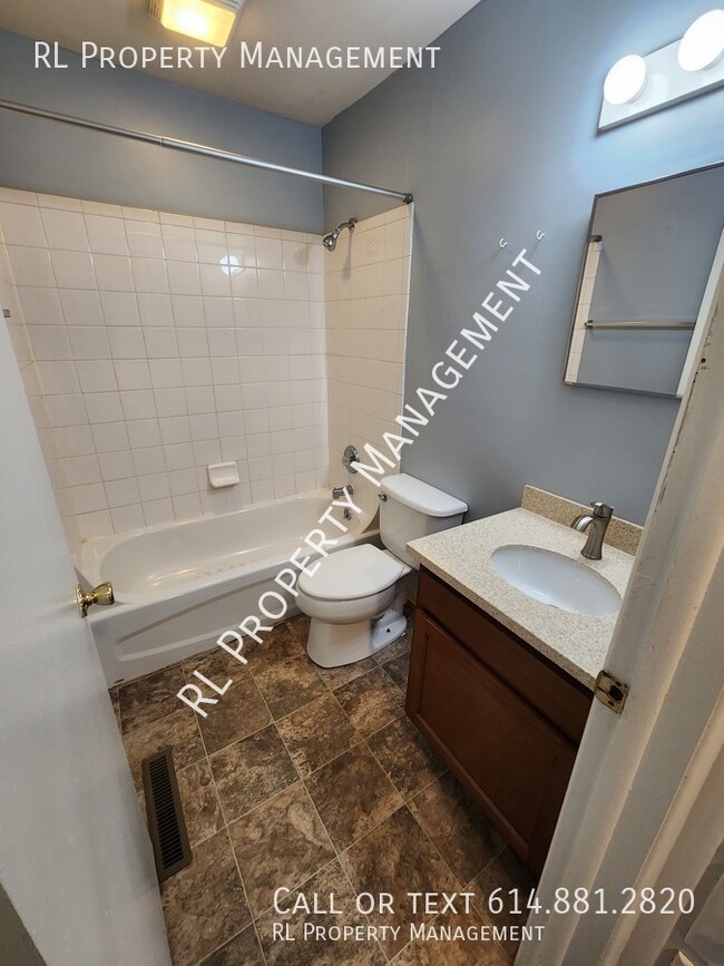 Building Photo - 2 bedroom 1 bathroom apartment in Clintonv...