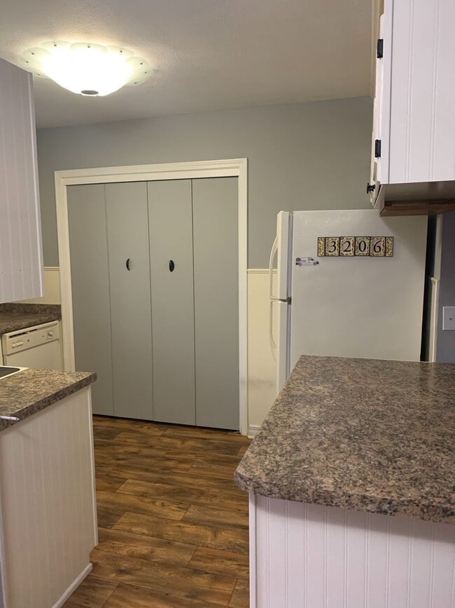 Building Photo - Beautiful Townhouse in Gated Community