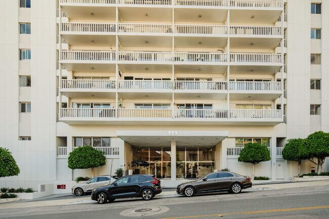 Building Photo - 999 N Doheny Dr