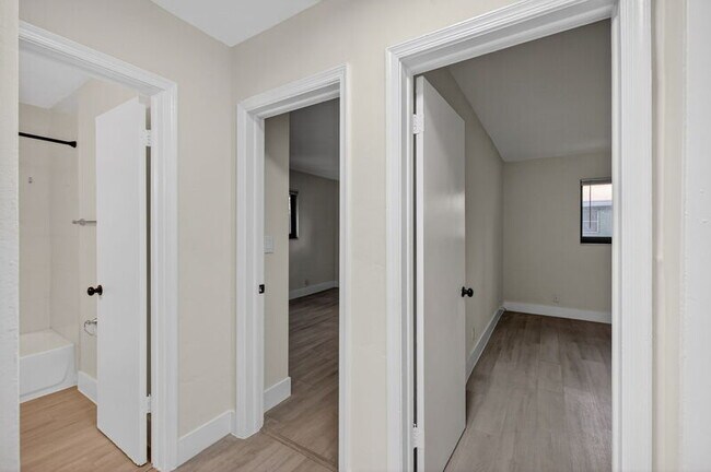 Building Photo - 615 NE 26th St