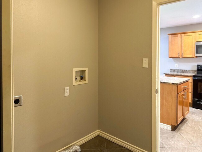 Building Photo - 4 Bedroom / 2 Bath / 2 Car Garage