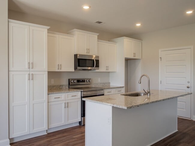 Building Photo - 408 S Zetterower Ave