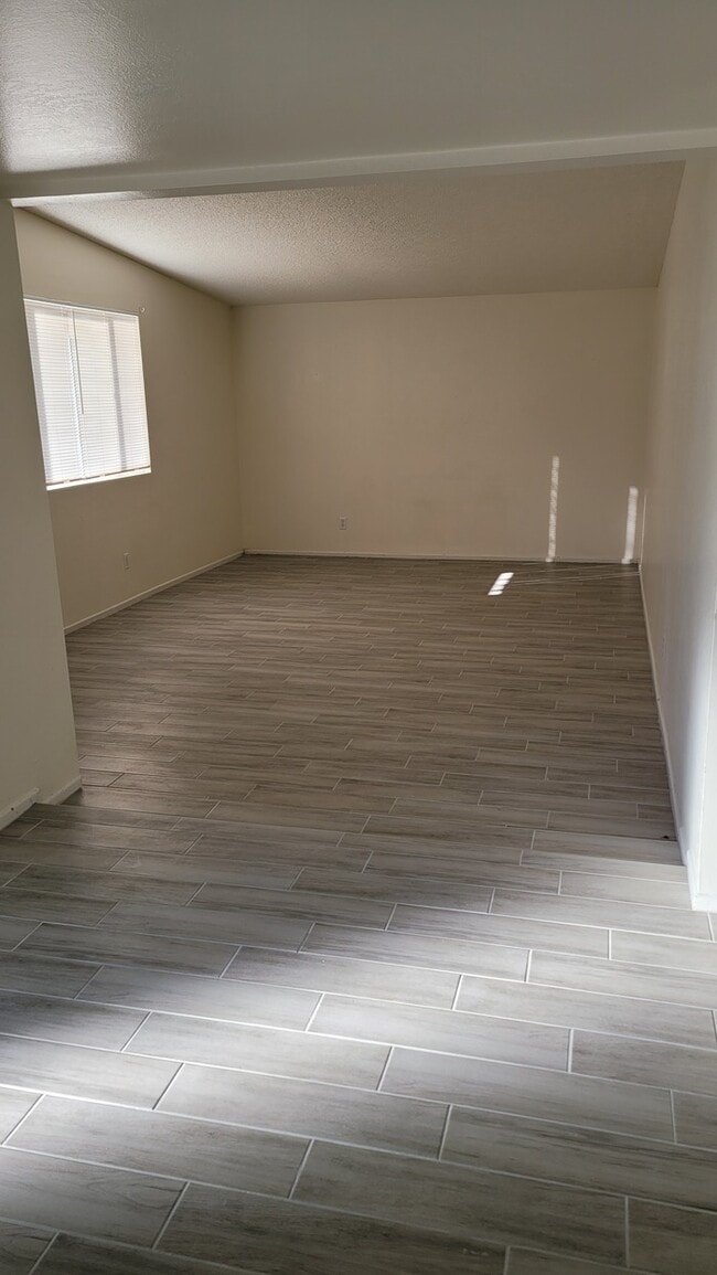 Building Photo - Freshly painted 3/2 house for rent near Cactus and SR51-MM