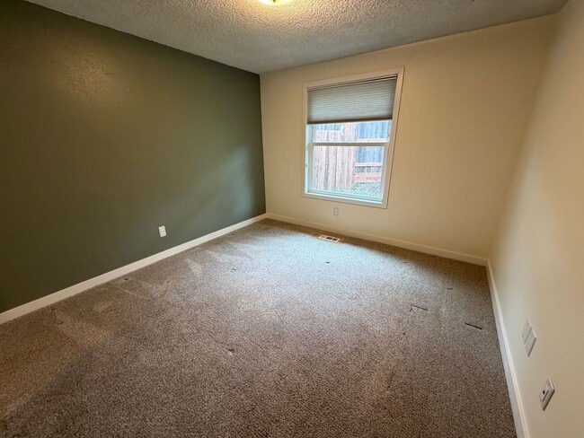 Building Photo - (969) Lance Way - 3 Bedroom / 2 Bath Home