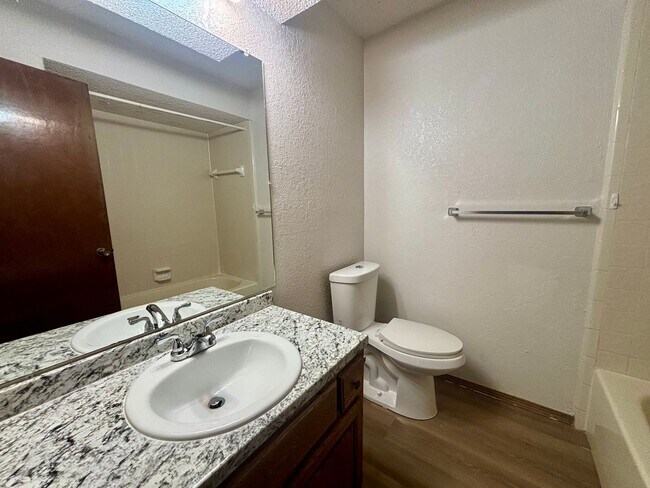 Building Photo - Charming 3 Bedroom 1.5 Bath in Midwest City