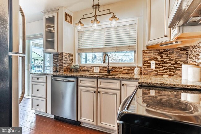 Building Photo - 2122 Arlington Terrace