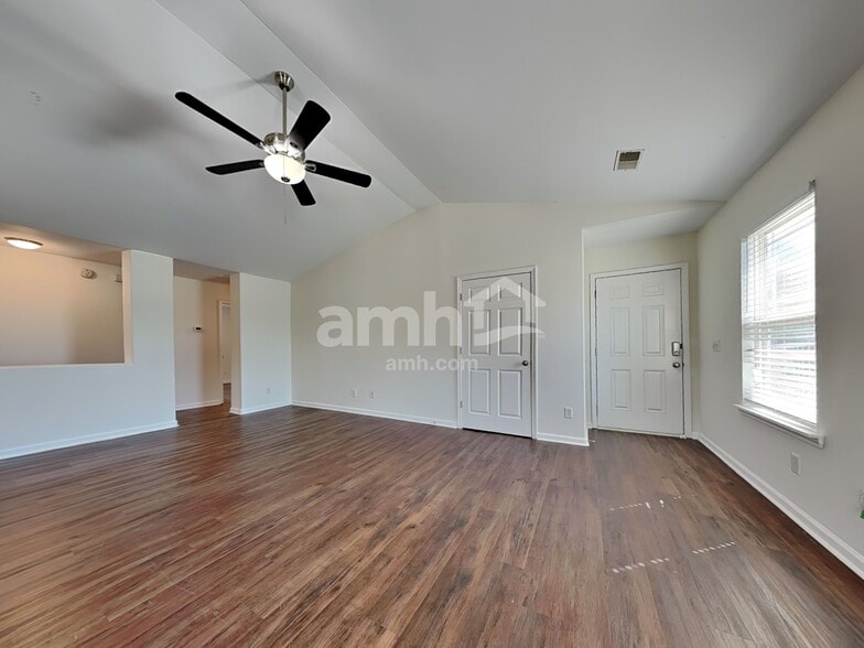 Building Photo - 132 Spring Lakes Dr