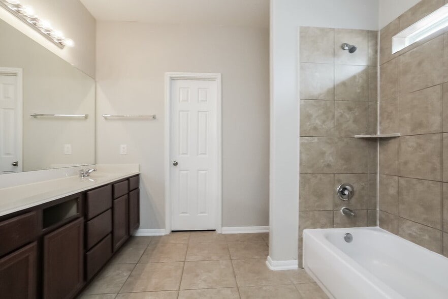 Building Photo - 17914 Seco Creek Ln