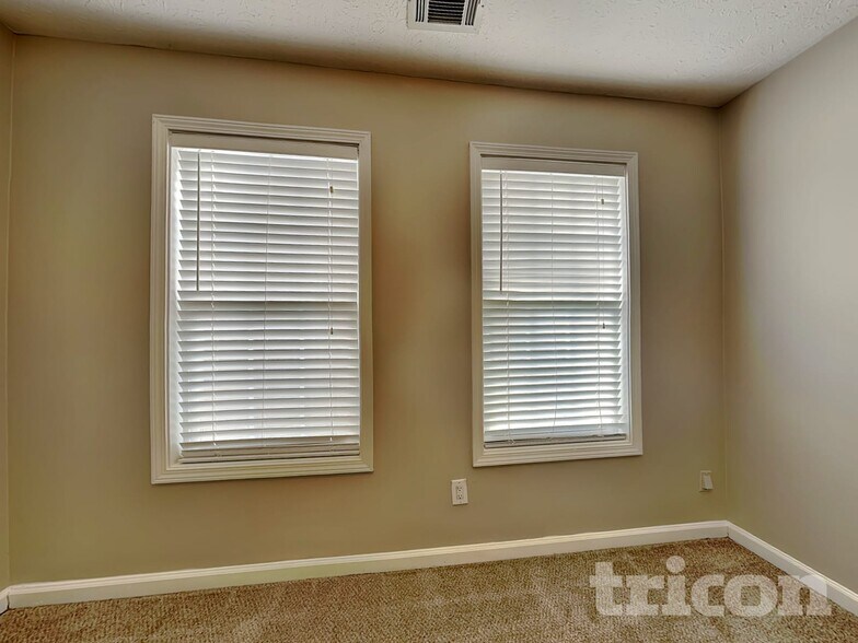 Building Photo - 2051 Meadowglen Ln