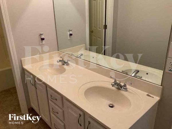 Building Photo - 7708 NE 74th Terrace