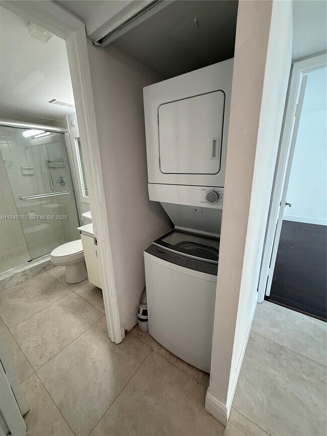 Building Photo - 600 NE 36th St