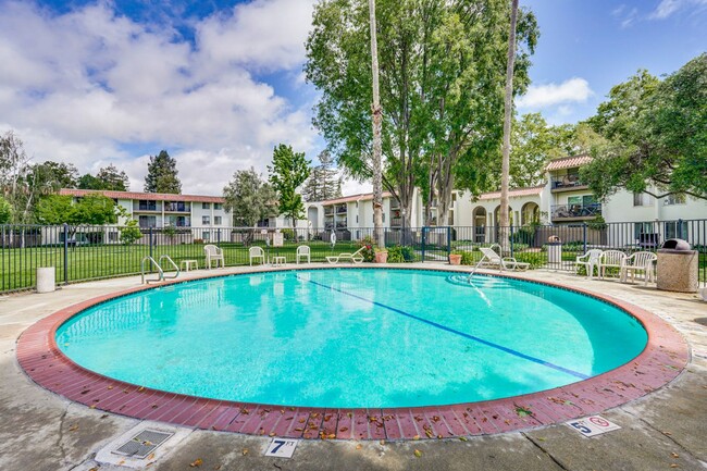 Building Photo - Top Floor Unit - Balcony - Elevator Access - Community Pool & Tennis Court
