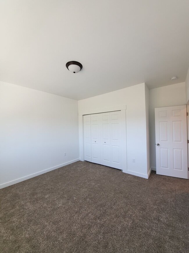 Building Photo - 683 Bryden Ave