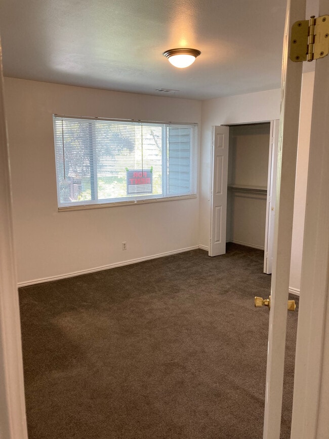 Building Photo - 1660 Woodland Dr