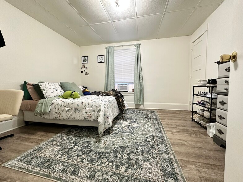 Building Photo - 537 S Water St