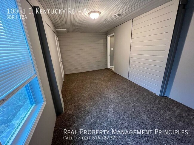Building Photo - Spacious, Single-Level Townhouse Stunner!