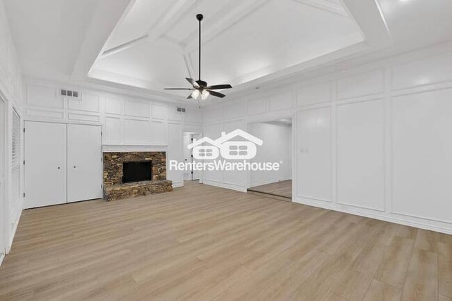 Building Photo - MOVE IN READY COMPLETELY UPDATED - 3BED/2B...