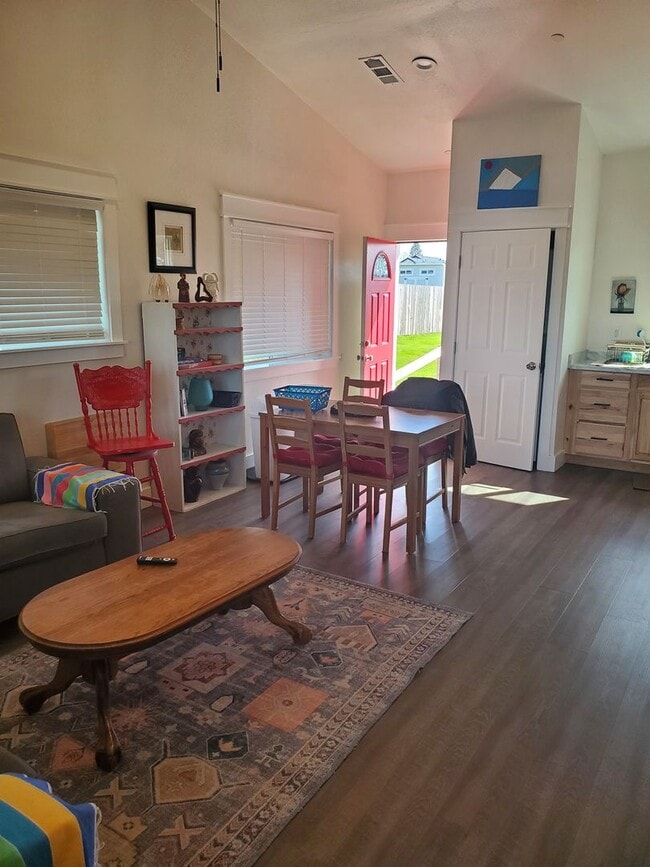 Building Photo - Fully Furnished cozy two-bedroom house